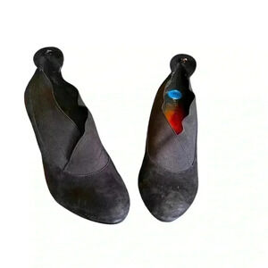 Anne Klein flexi  (AK)  7.5 black suede crossover high heel shoe. NWOT 3.5” heel